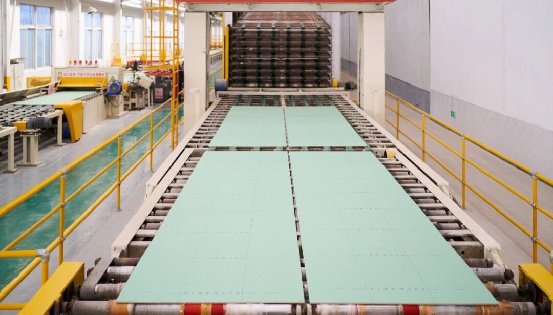 年产值1.8亿，生产纸面石膏板3000万㎡，年利用脱硫石膏、磷石膏20万吨